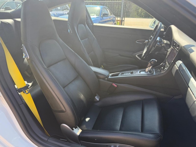 Porsche 911 Vehicle Full-screen Gallery Image 15