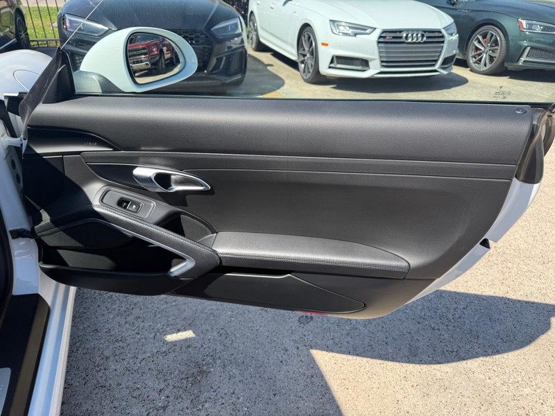 Porsche 911 Vehicle Full-screen Gallery Image 16