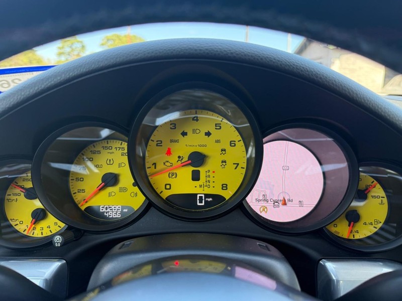 Porsche 911 Vehicle Full-screen Gallery Image 19