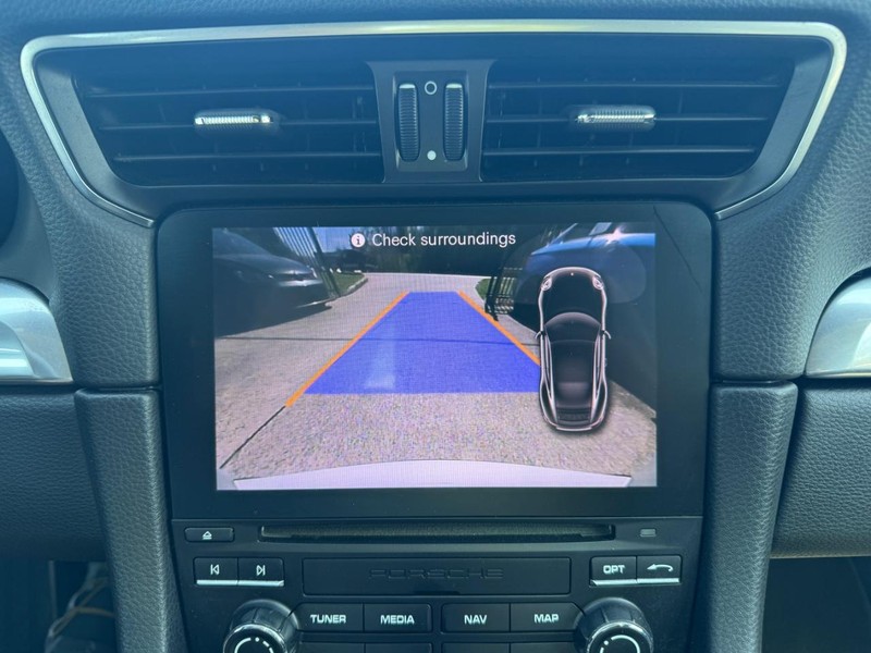 Porsche 911 Vehicle Full-screen Gallery Image 22