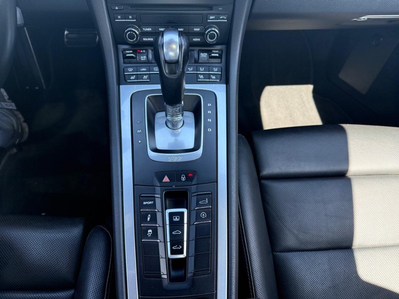 Porsche 911 Vehicle Full-screen Gallery Image 23