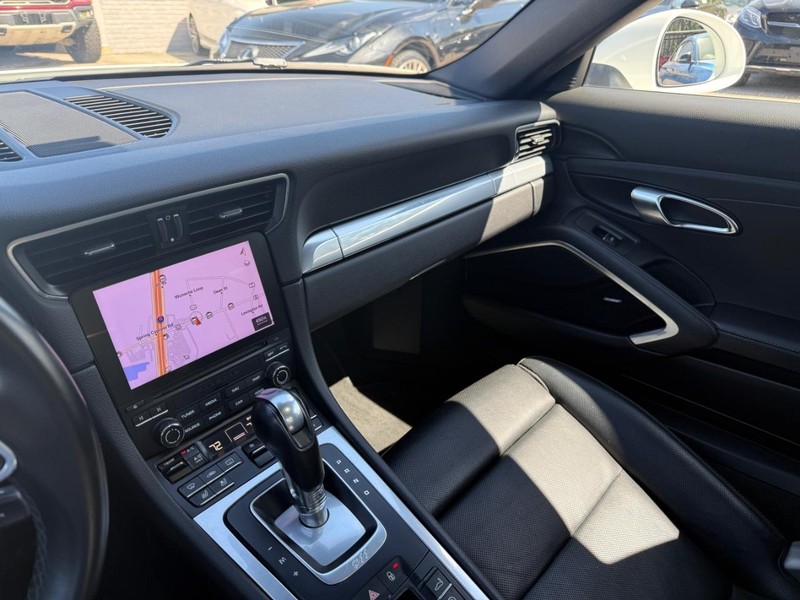 Porsche 911 Vehicle Full-screen Gallery Image 24