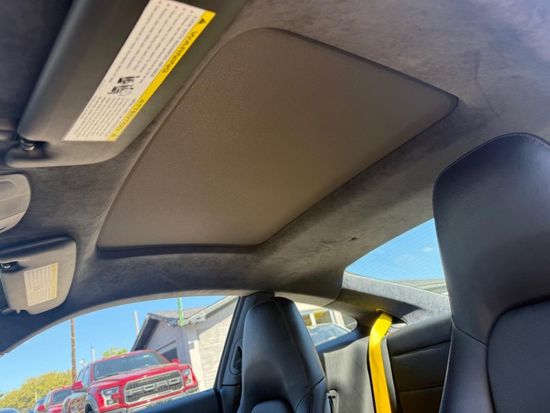 Porsche 911 Vehicle Full-screen Gallery Image 25