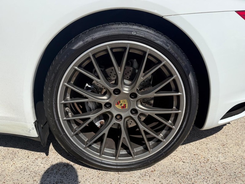 Porsche 911 Vehicle Full-screen Gallery Image 26