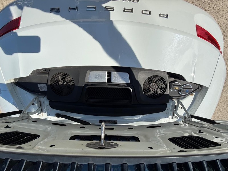 Porsche 911 Vehicle Full-screen Gallery Image 27