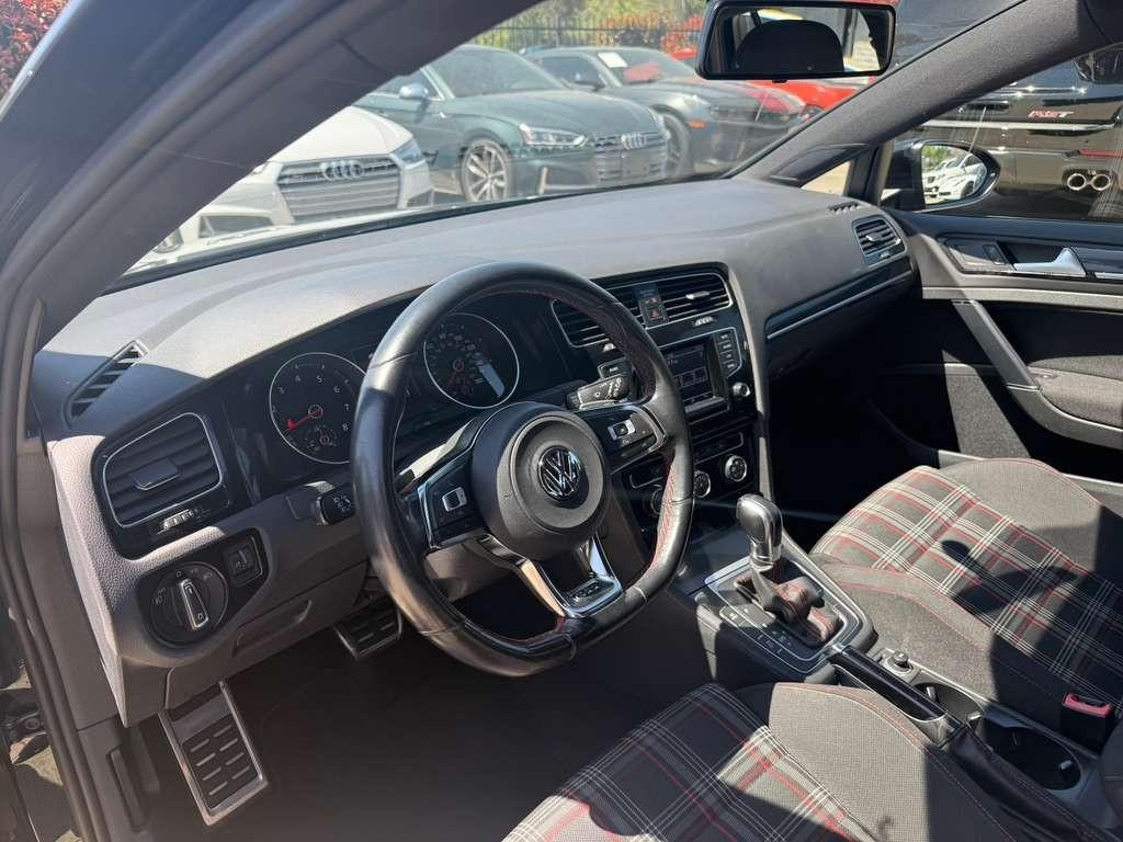 Volkswagen Golf GTI Vehicle Full-screen Gallery Image 10