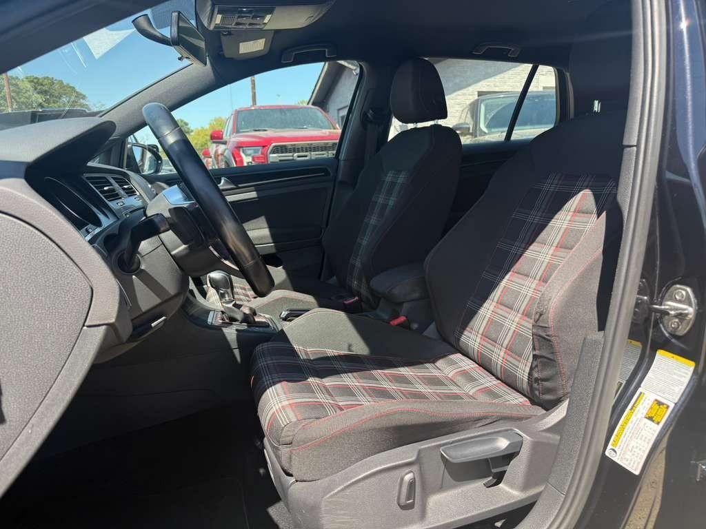 Volkswagen Golf GTI Vehicle Full-screen Gallery Image 11