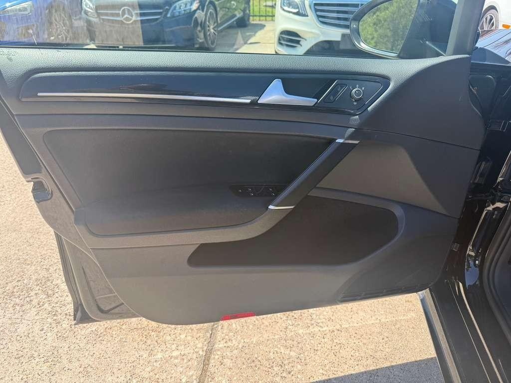 Volkswagen Golf GTI Vehicle Full-screen Gallery Image 12