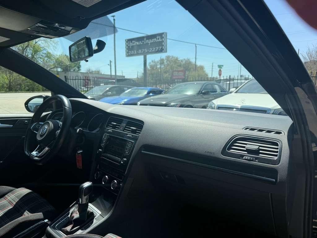 Volkswagen Golf GTI Vehicle Full-screen Gallery Image 13