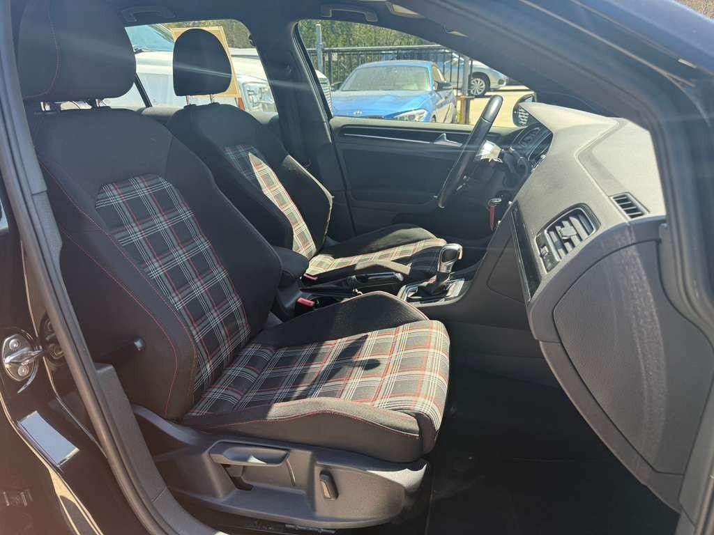 Volkswagen Golf GTI Vehicle Full-screen Gallery Image 14