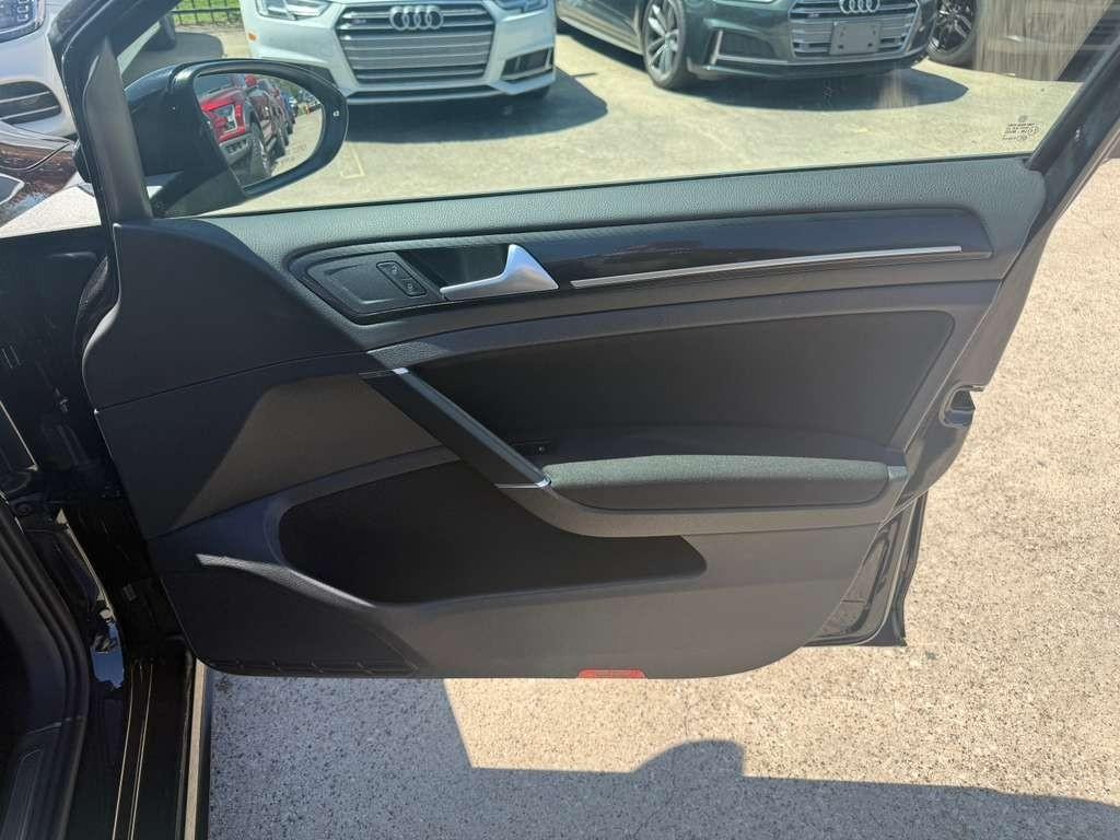 Volkswagen Golf GTI Vehicle Full-screen Gallery Image 15