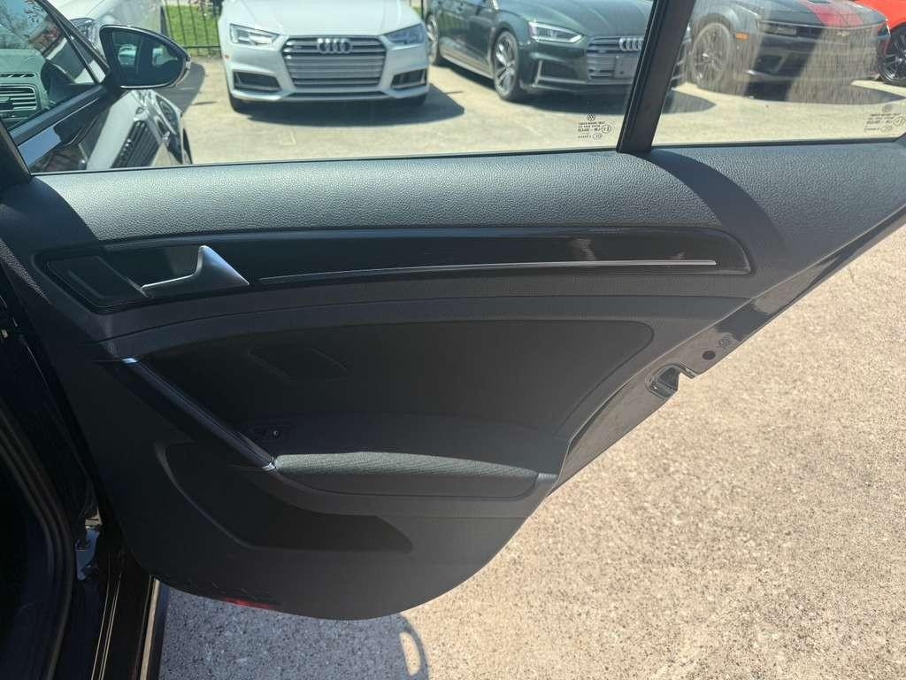 Volkswagen Golf GTI Vehicle Full-screen Gallery Image 17