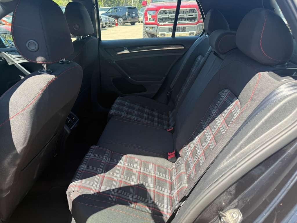 Volkswagen Golf GTI Vehicle Full-screen Gallery Image 18