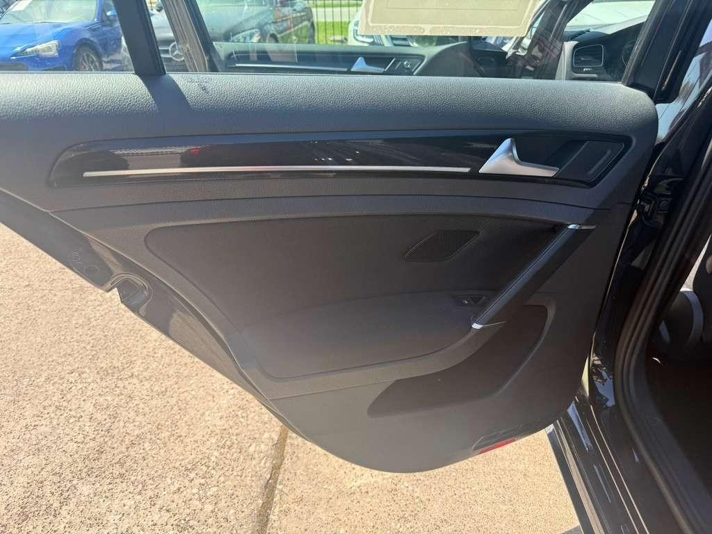 Volkswagen Golf GTI Vehicle Full-screen Gallery Image 19