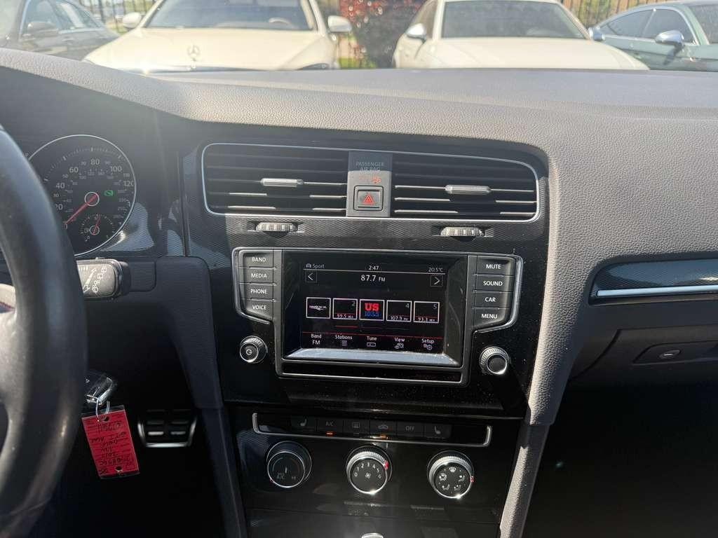 Volkswagen Golf GTI Vehicle Full-screen Gallery Image 22