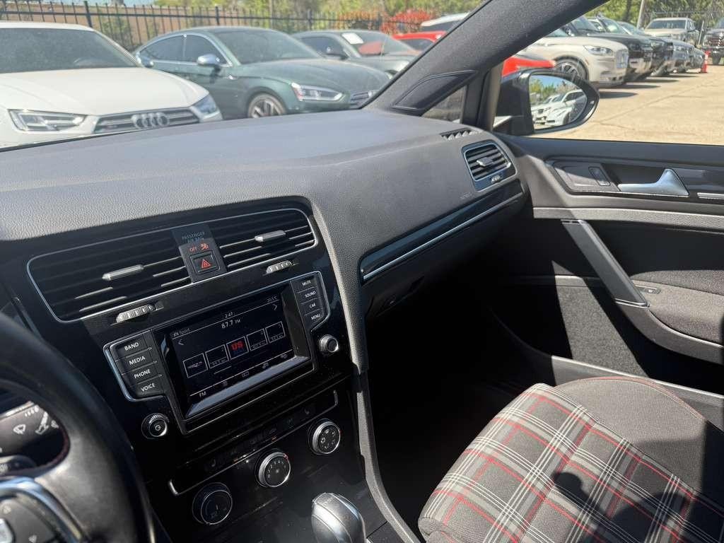 Volkswagen Golf GTI Vehicle Full-screen Gallery Image 23