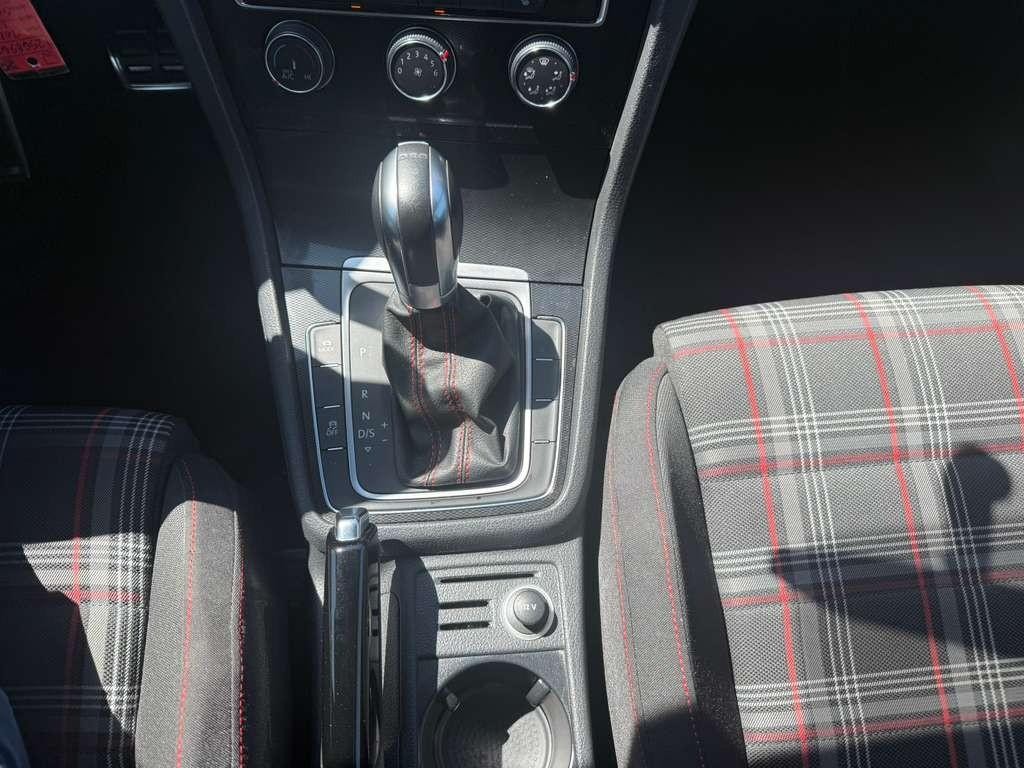 Volkswagen Golf GTI Vehicle Full-screen Gallery Image 24