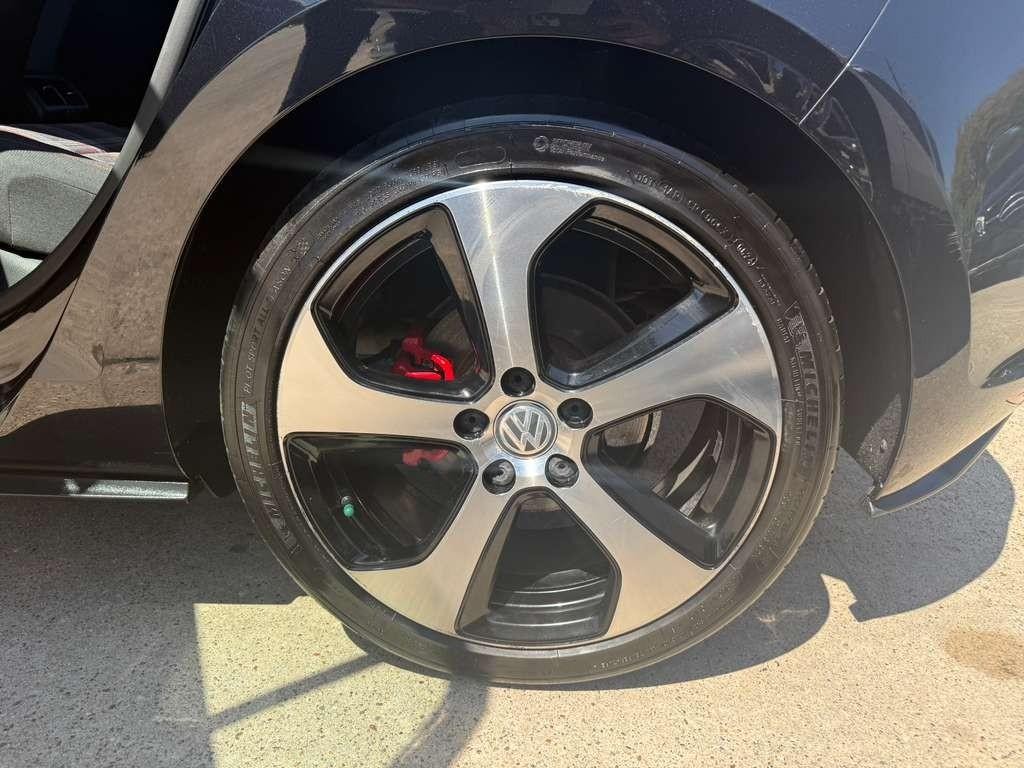 Volkswagen Golf GTI Vehicle Full-screen Gallery Image 25