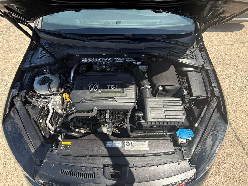 Volkswagen Golf GTI Vehicle Full-screen Gallery Image 26