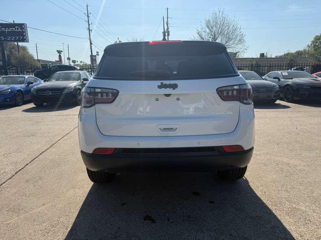 Jeep Compass Vehicle Full-screen Gallery Image 07