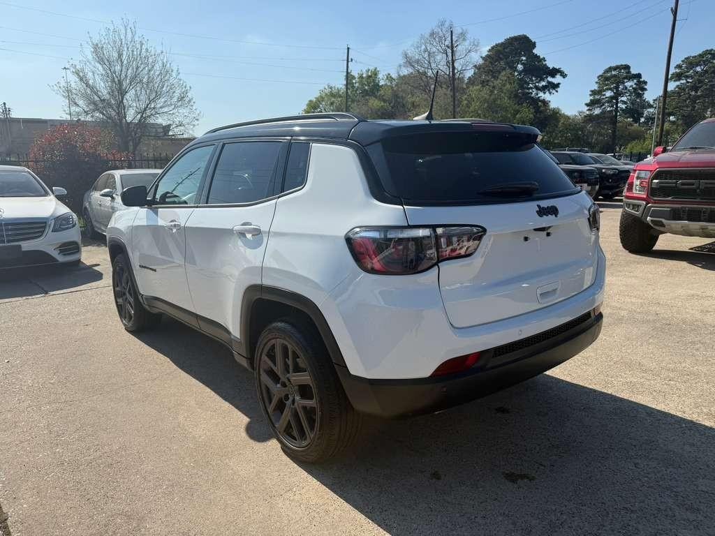 Jeep Compass Vehicle Full-screen Gallery Image 08