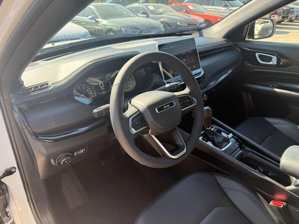 Jeep Compass Vehicle Full-screen Gallery Image 10