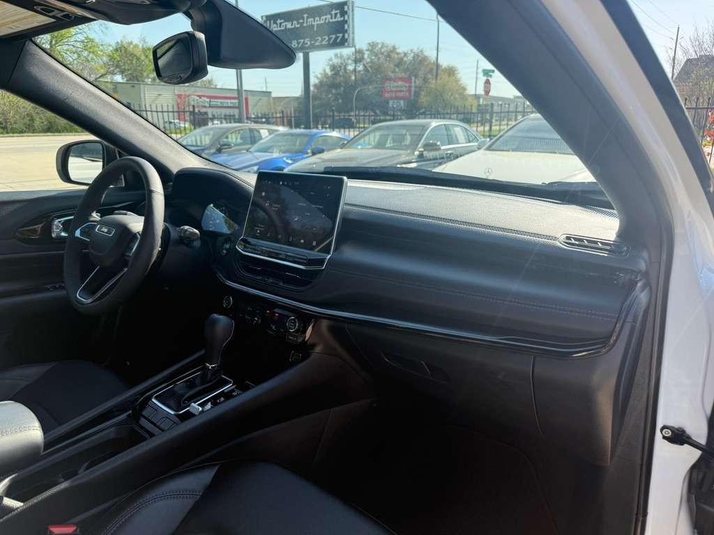 Jeep Compass Vehicle Full-screen Gallery Image 13