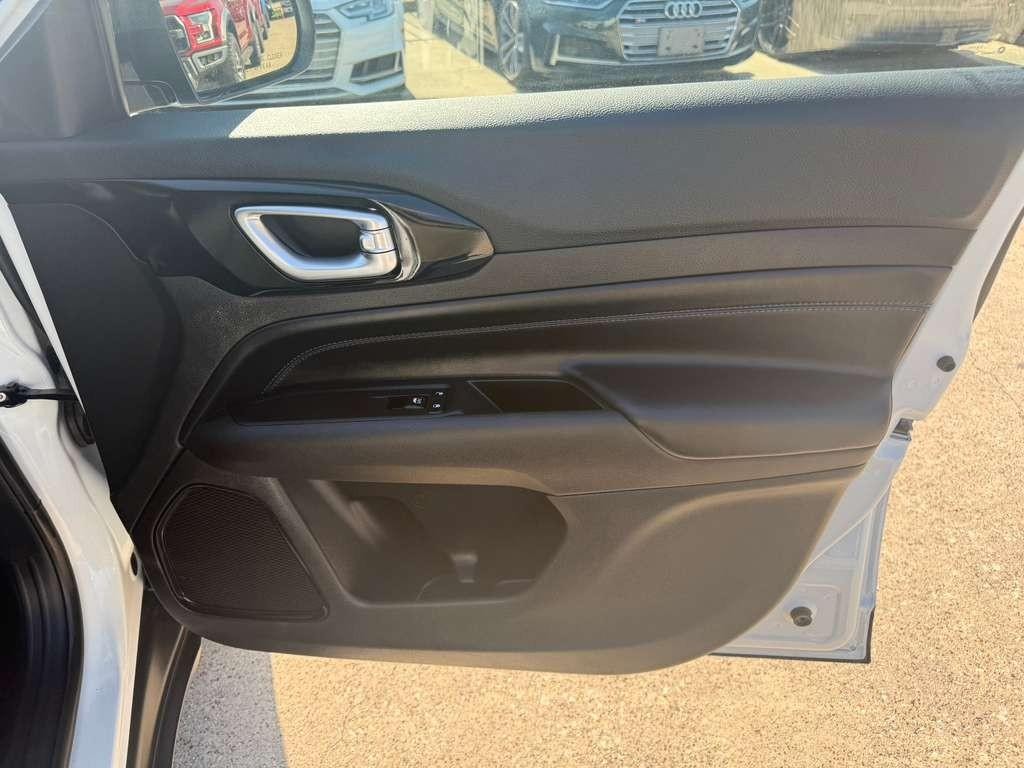 Jeep Compass Vehicle Full-screen Gallery Image 15