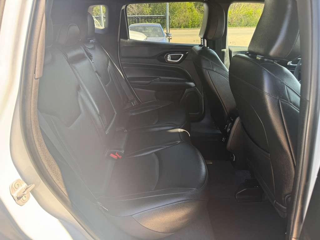 Jeep Compass Vehicle Full-screen Gallery Image 16