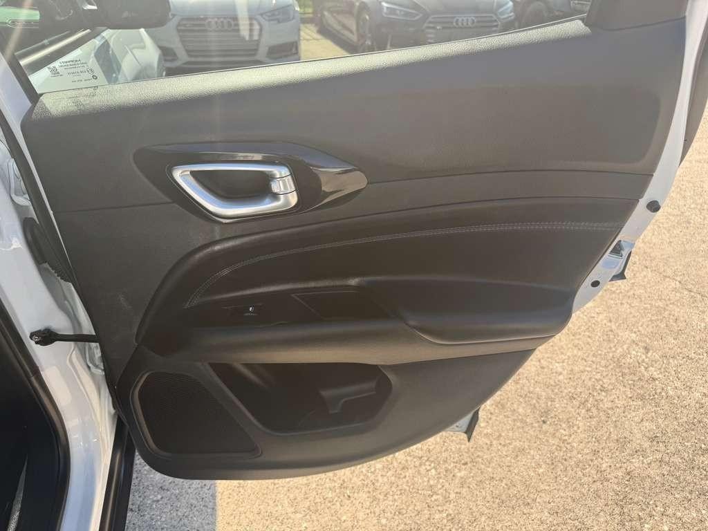 Jeep Compass Vehicle Full-screen Gallery Image 17