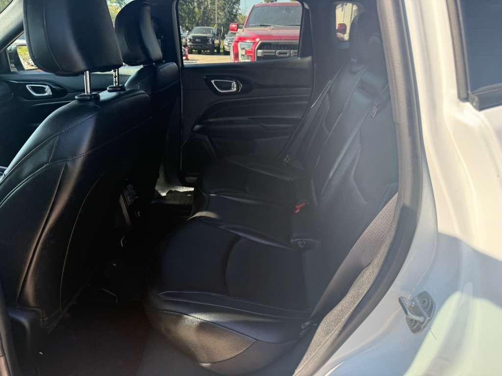 Jeep Compass Vehicle Full-screen Gallery Image 18