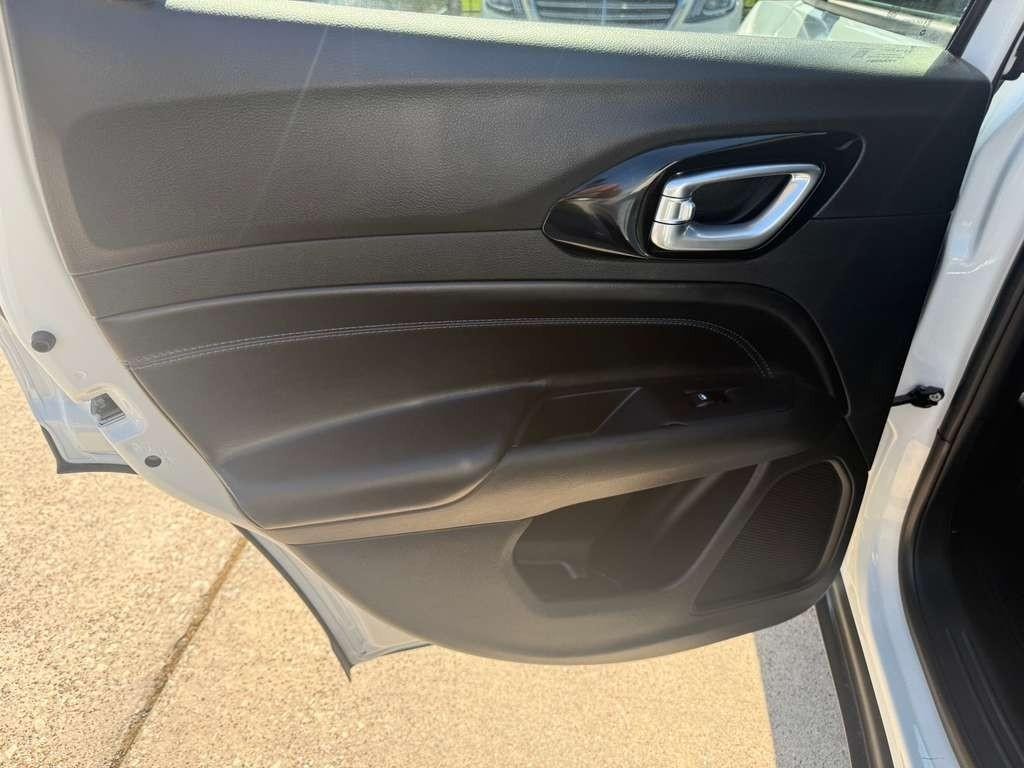 Jeep Compass Vehicle Full-screen Gallery Image 19