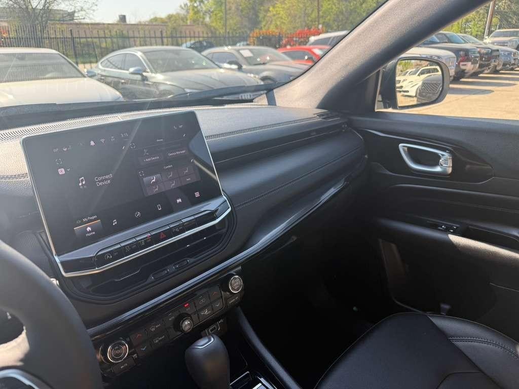 Jeep Compass Vehicle Full-screen Gallery Image 24