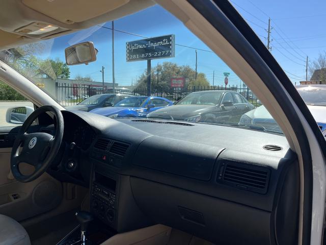 Volkswagen Jetta Wagon Vehicle Full-screen Gallery Image 13