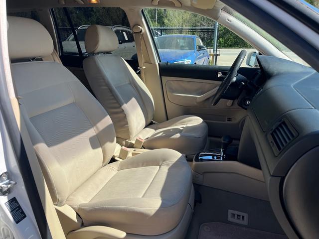 Volkswagen Jetta Wagon Vehicle Full-screen Gallery Image 14