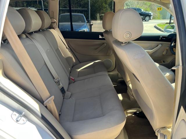 Volkswagen Jetta Wagon Vehicle Full-screen Gallery Image 16