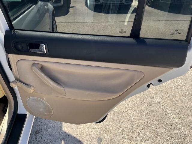 Volkswagen Jetta Wagon Vehicle Full-screen Gallery Image 17