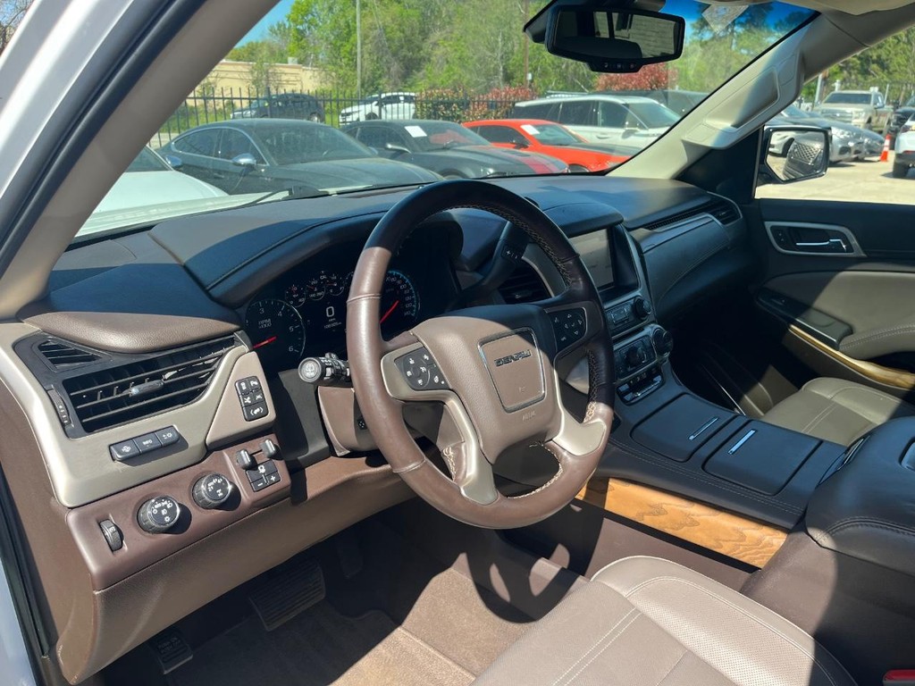 GMC Yukon XL Vehicle Full-screen Gallery Image 10