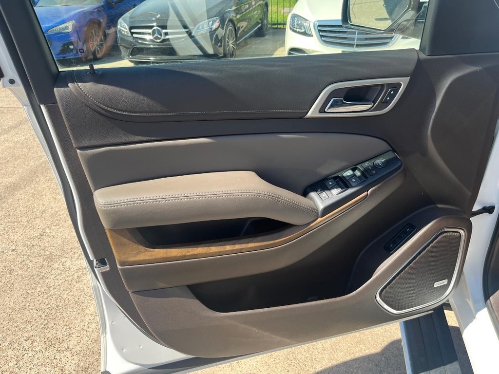 GMC Yukon XL Vehicle Full-screen Gallery Image 12