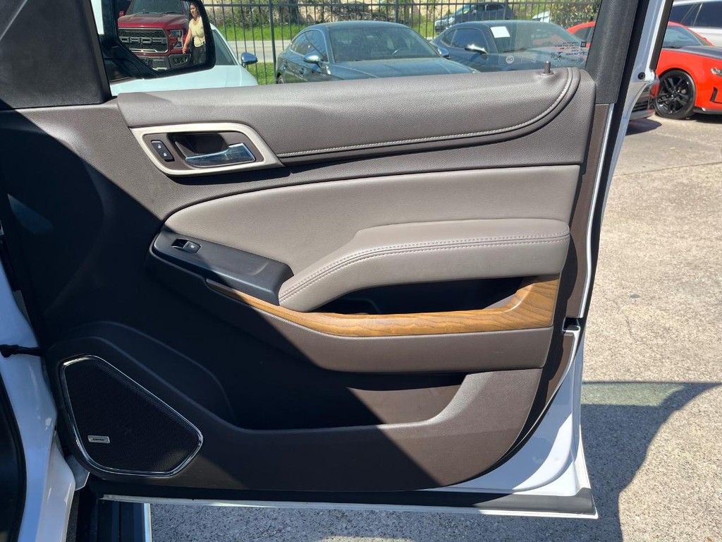 GMC Yukon XL Vehicle Full-screen Gallery Image 15