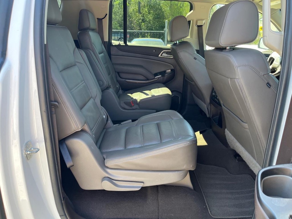 GMC Yukon XL Vehicle Full-screen Gallery Image 16