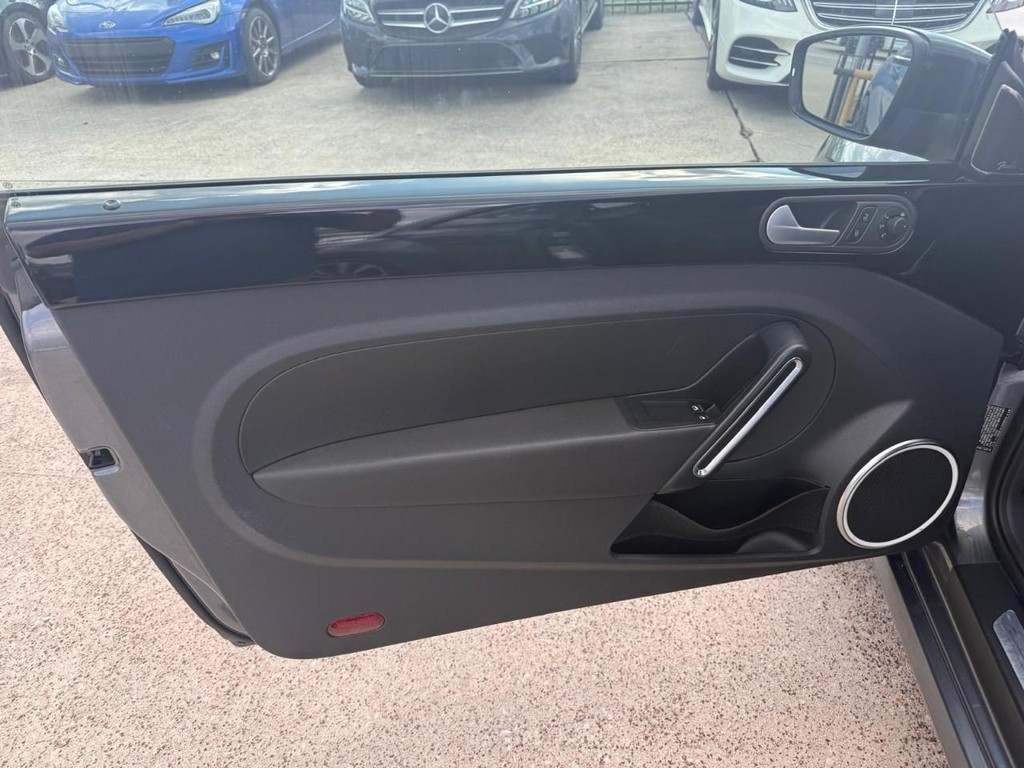 Volkswagen Beetle Vehicle Full-screen Gallery Image 12