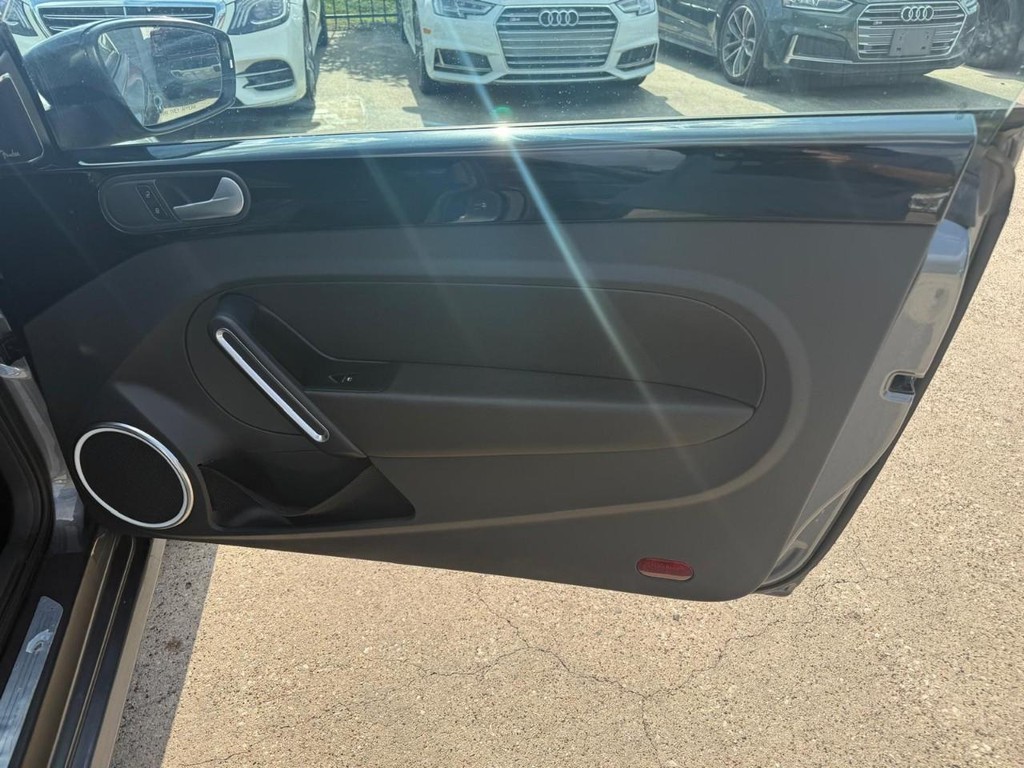 Volkswagen Beetle Vehicle Full-screen Gallery Image 15