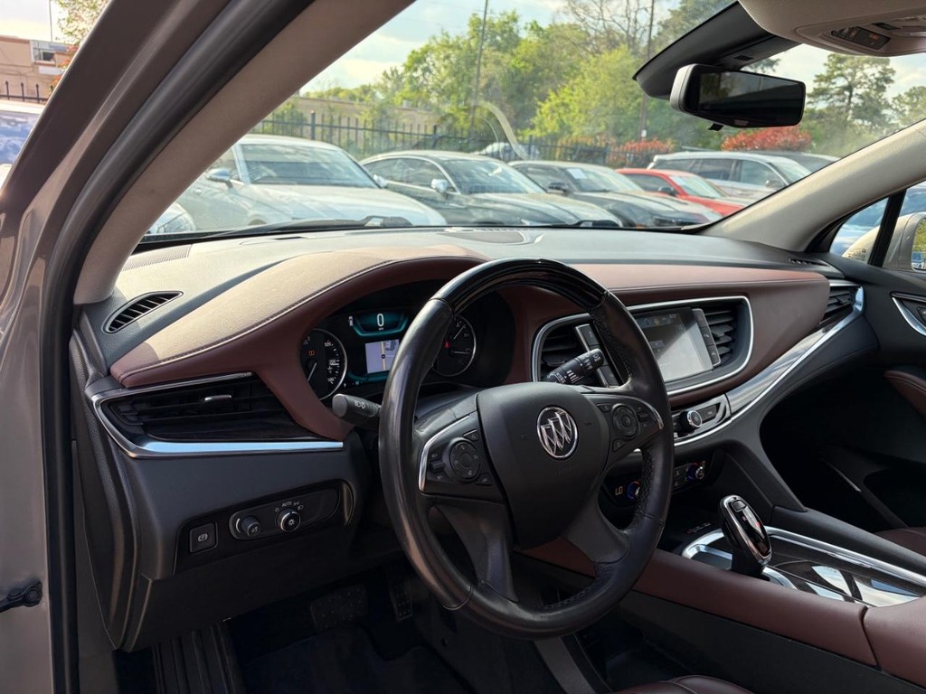 Buick Enclave Vehicle Full-screen Gallery Image 10