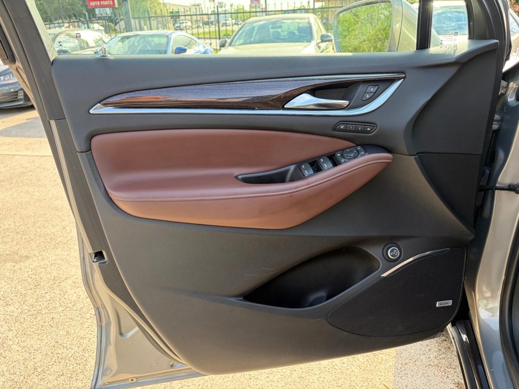 Buick Enclave Vehicle Full-screen Gallery Image 12