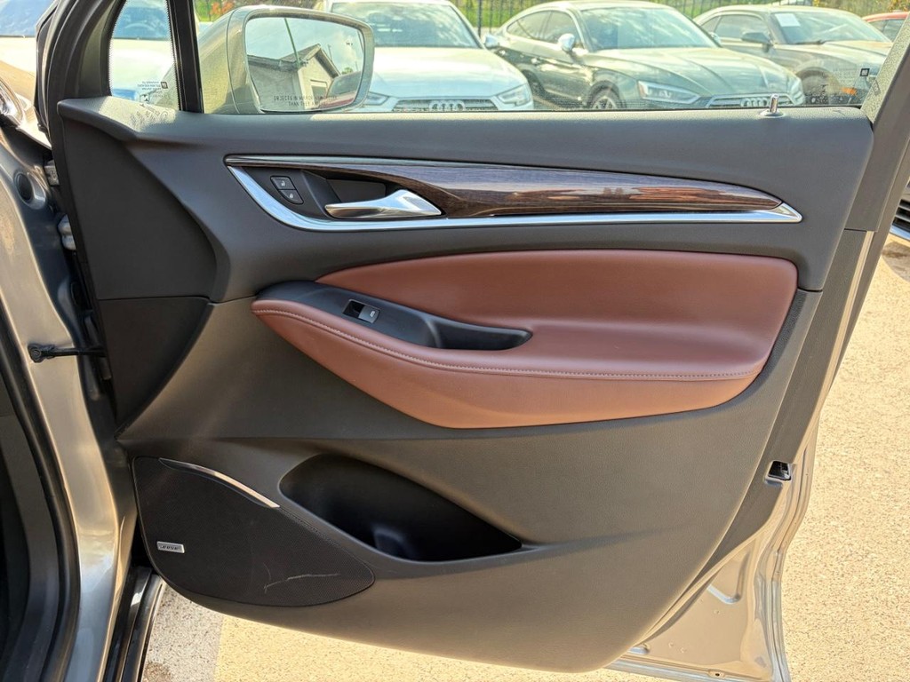 Buick Enclave Vehicle Full-screen Gallery Image 15