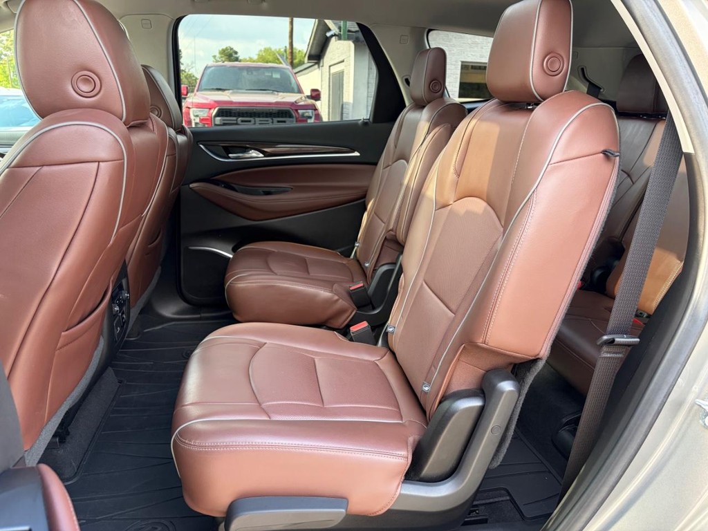 Buick Enclave Vehicle Full-screen Gallery Image 18