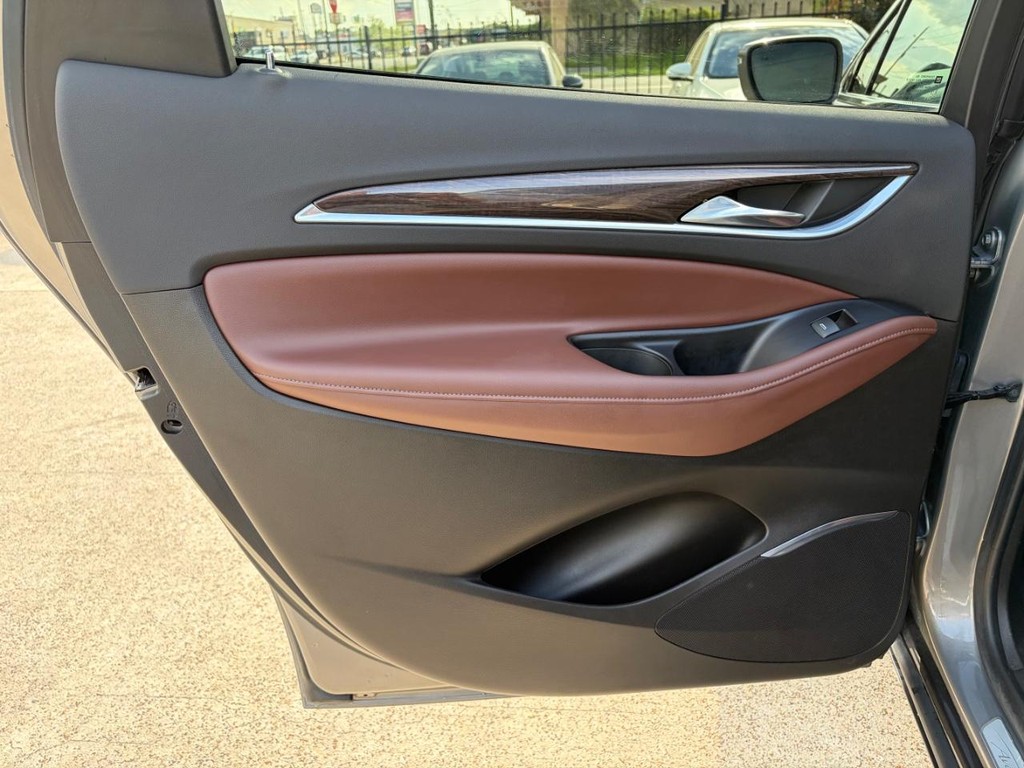 Buick Enclave Vehicle Full-screen Gallery Image 19