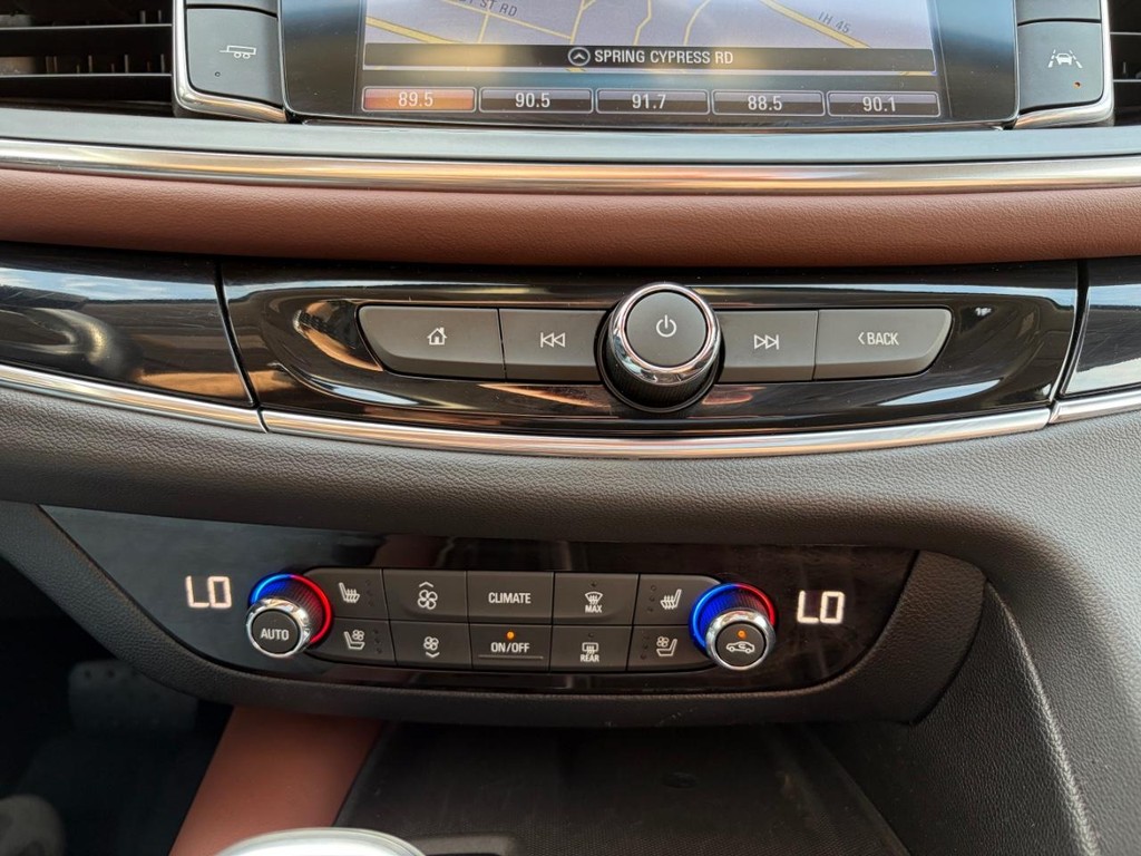 Buick Enclave Vehicle Full-screen Gallery Image 25