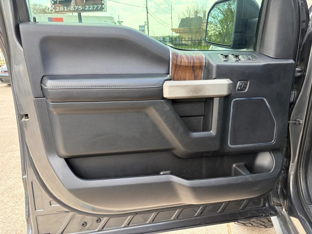 Ford F-150 Vehicle Full-screen Gallery Image 12